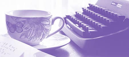 macchina da scrivere e tazza di tè