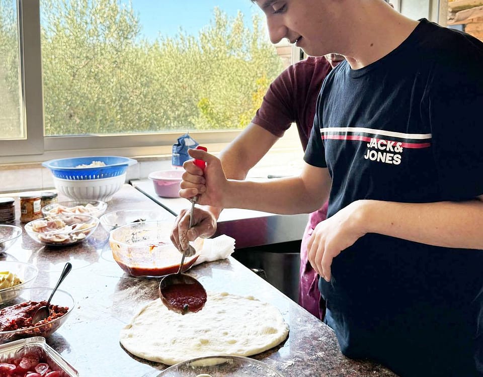 Mani in pasta. Imparando a fare la pizza